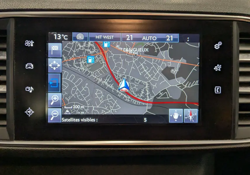 Écran tactile du GPS intégré d'une Peugeot 308 1.2 PureTech 110 Style, affichant une carte routière détaillée.