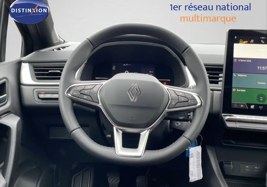 Vue frontale du volant noir cuir du Renault Captur 2025 avec tableau de bord numérique et écran tactile central.