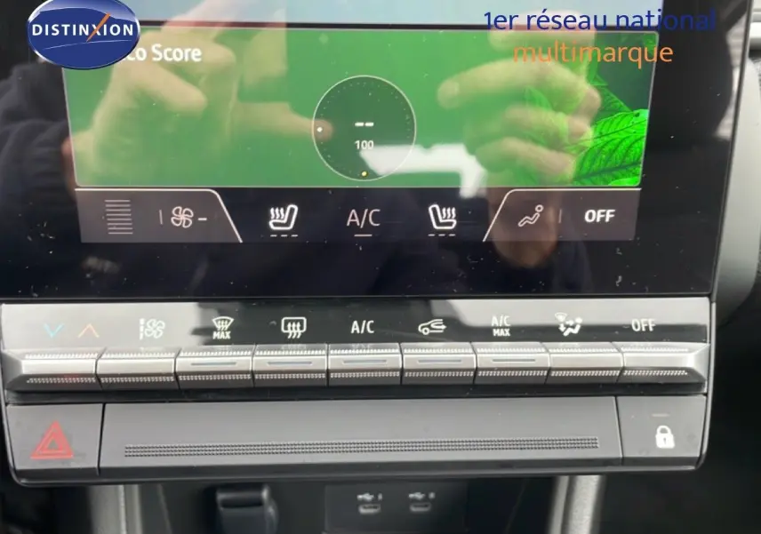 Gros plan sur la console centrale du Renault Captur noir étoile métal 2025, montrant les commandes de climatisation et écran tactile.