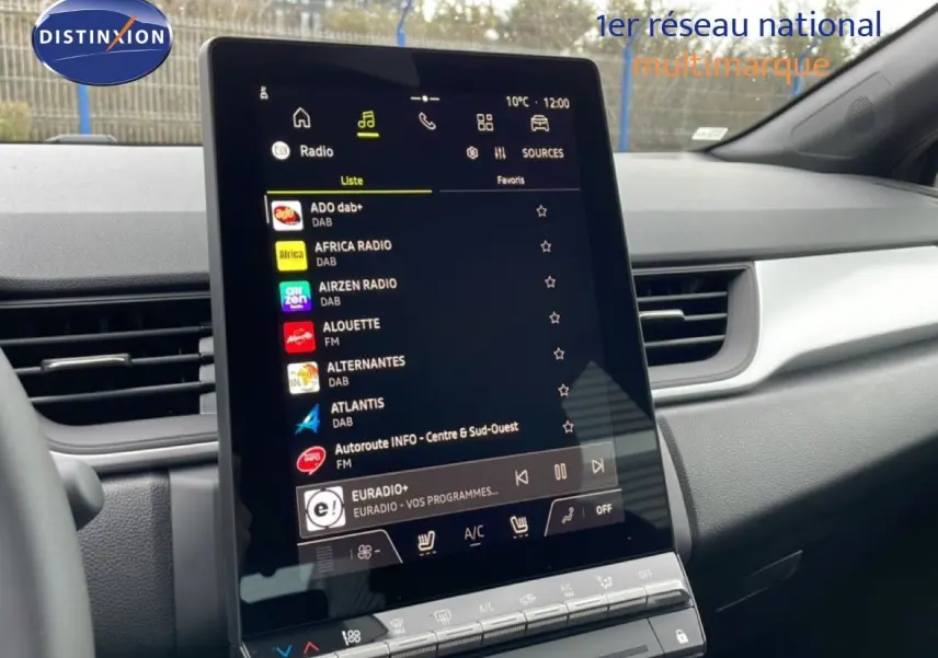 Vue intérieure du tableau de bord du Renault Captur 2025 avec écran tactile central affichant les stations radio.