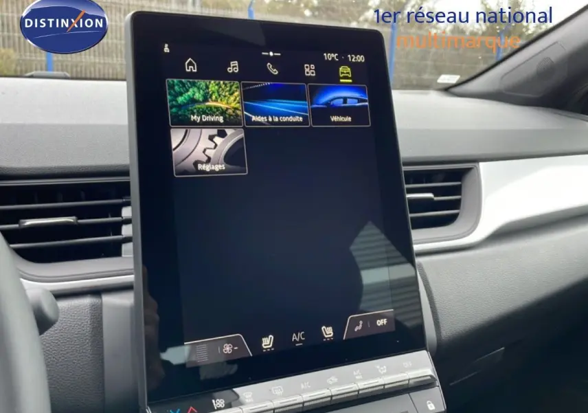 Vue intérieure centrée sur l'écran tactile vertical du tableau de bord du Renault Captur noir étoile métal.