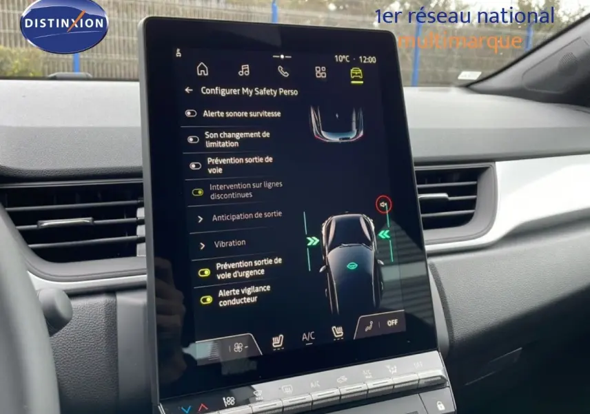 Vue intérieure du tableau de bord du Renault Captur 2025, écran tactile affichant les aides à la conduite.