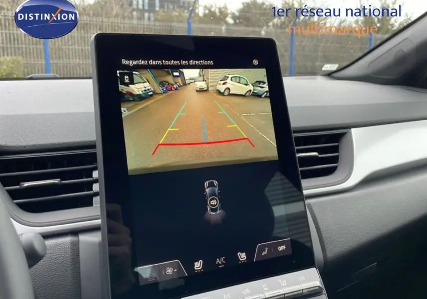 Vue intérieure du tableau de bord du Renault Captur 2025, écran tactile affichant la caméra de recul avec guidage coloré.