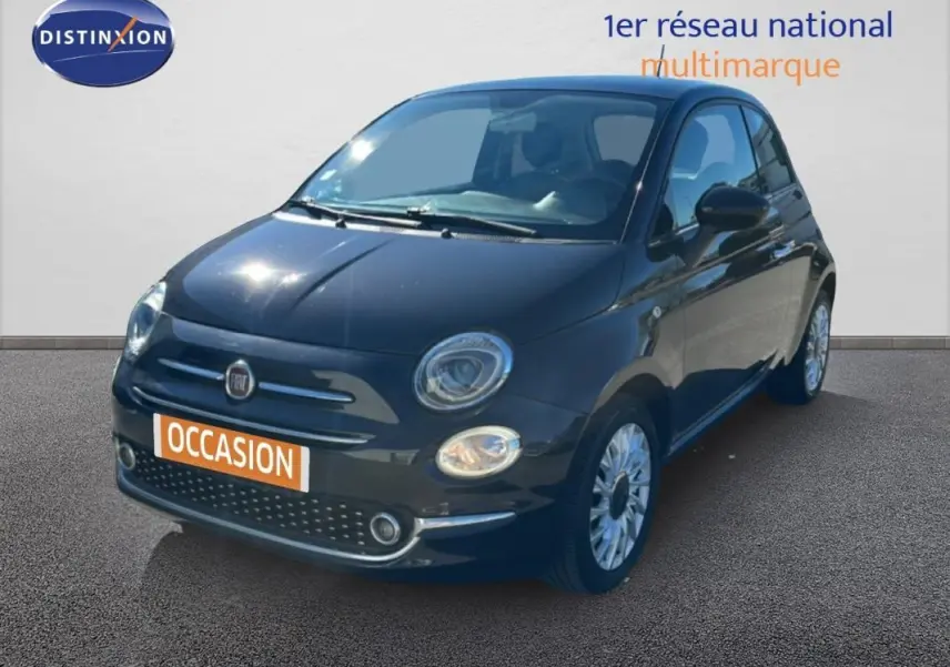 Vue 3/4 avant droite d'une Fiat 500 noire Série 4 avec jantes alliage et phares ronds caractéristiques.