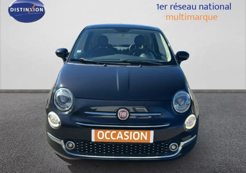 Vue avant d'une Fiat 500 noire Série 4 avec phares ronds et calandre chromée, sur fond neutre.