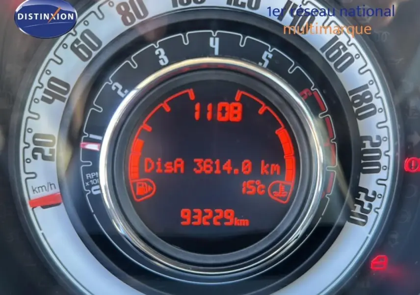 Gros plan sur le compteur central rouge d'une Fiat 500 noire, affichant 93 229 km et température extérieure 15°C.