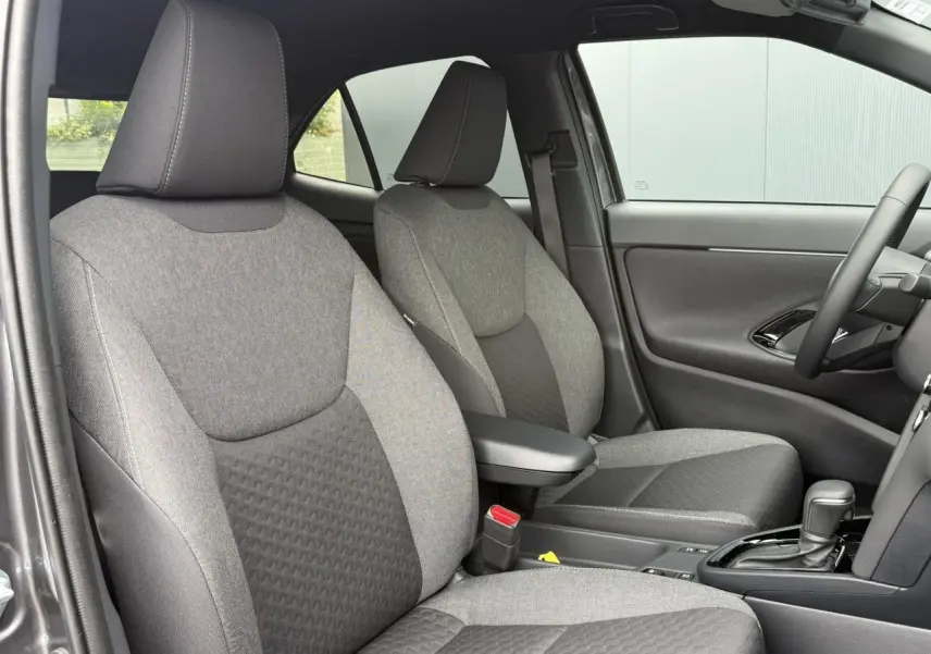 Vue intérieure côté droit montrant les sièges avant gris et la console centrale de la Toyota Yaris Cross 2026.