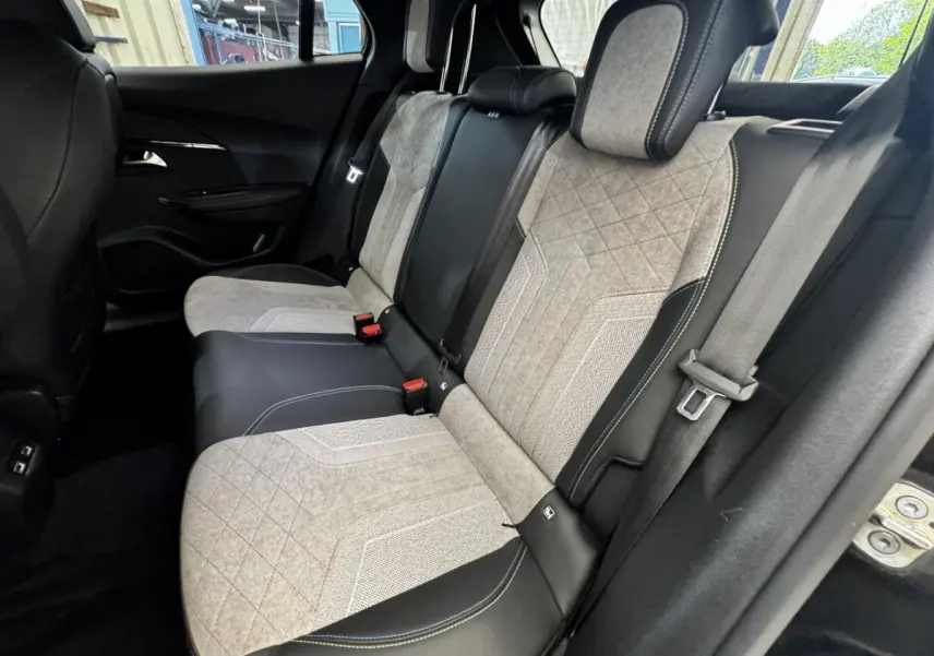 Vue côté droit des sièges arrière bicolores gris clair et noir du Peugeot E-2008 électrique GT Pack 2021.