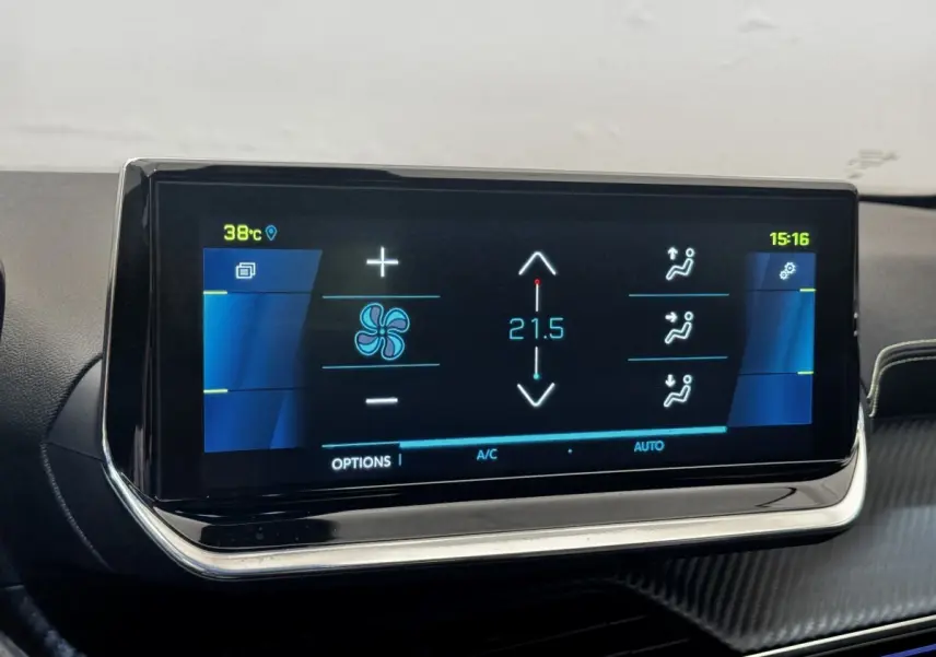 Écran tactile central affichant la climatisation à 21,5°C dans l’habitacle du Peugeot E-2008 GT Pack noir.