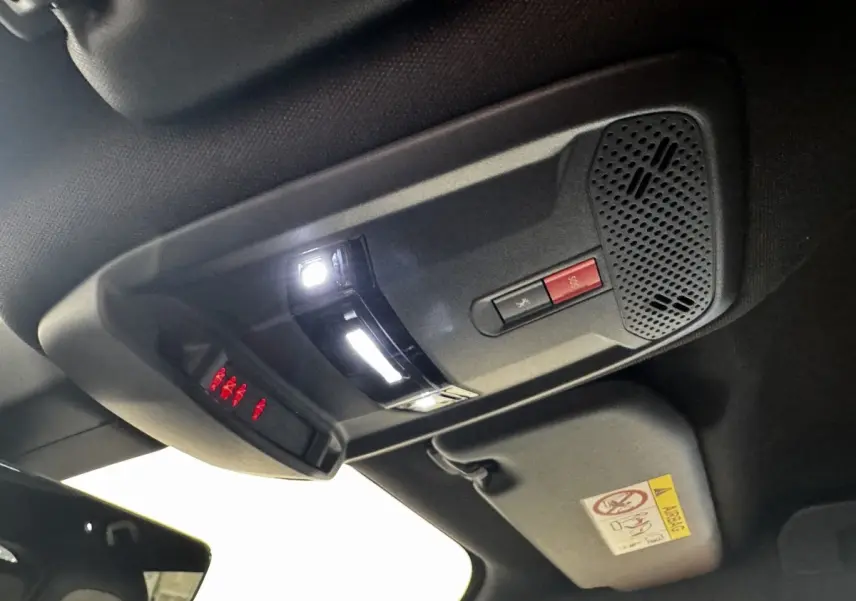 Plafonnier intérieur avec commandes d’éclairage et bouton SOS du Peugeot E-2008 électrique GT Pack noir, vue de dessous.