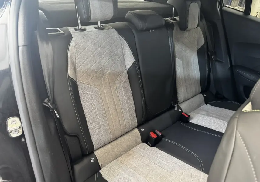 Vue intérieure sur les sièges arrière bi-matière gris clair et noir du Peugeot E-2008 électrique GT Pack 2021.