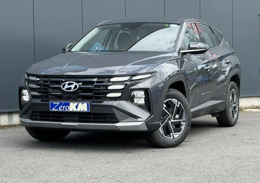 Hyundai Tucson 2026 Ecotronic Gray en 3/4 avant droit, avec calandre noire et jantes alliage 17 pouces.