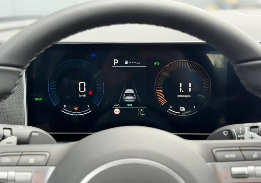 Vue rapprochée du tableau de bord numérique du Hyundai Tucson 2026, affichage en mode ECO avec compte-tours et vitesse.