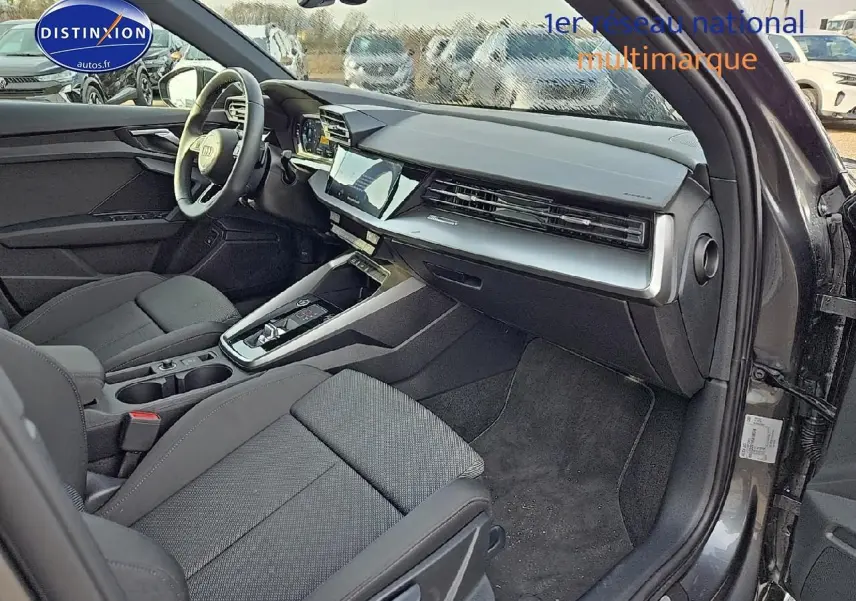Intérieur avant droit de l'Audi A3 Sportback gris Daytona 2024 avec tableau de bord moderne et sièges sport noirs.