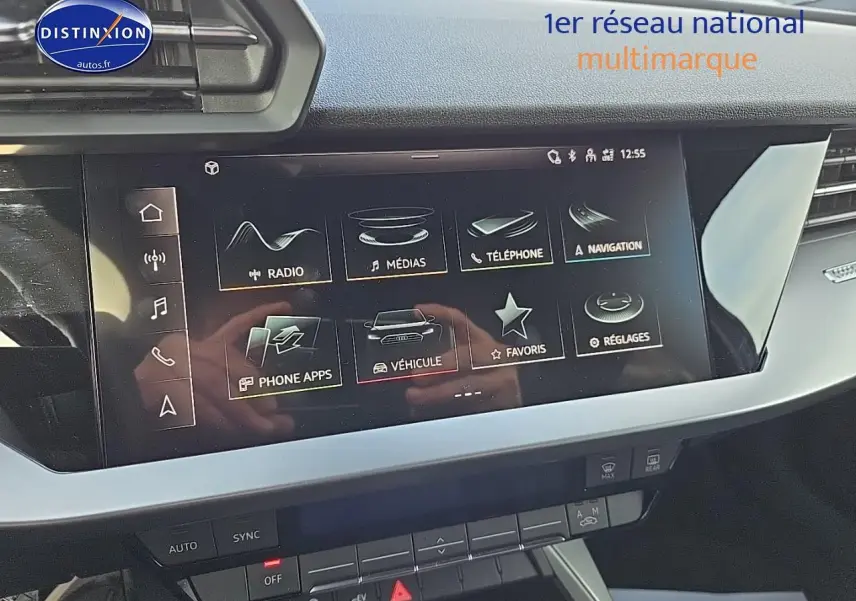 Écran tactile central de l'Audi A3 Sportback 2024 gris Daytona, avec interface multimédia et commandes climatisation visibles.