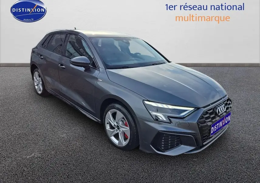 Audi A3 Sportback gris Daytona vue 3/4 avant avec jantes 5 branches et étriers de frein rouges visibles.