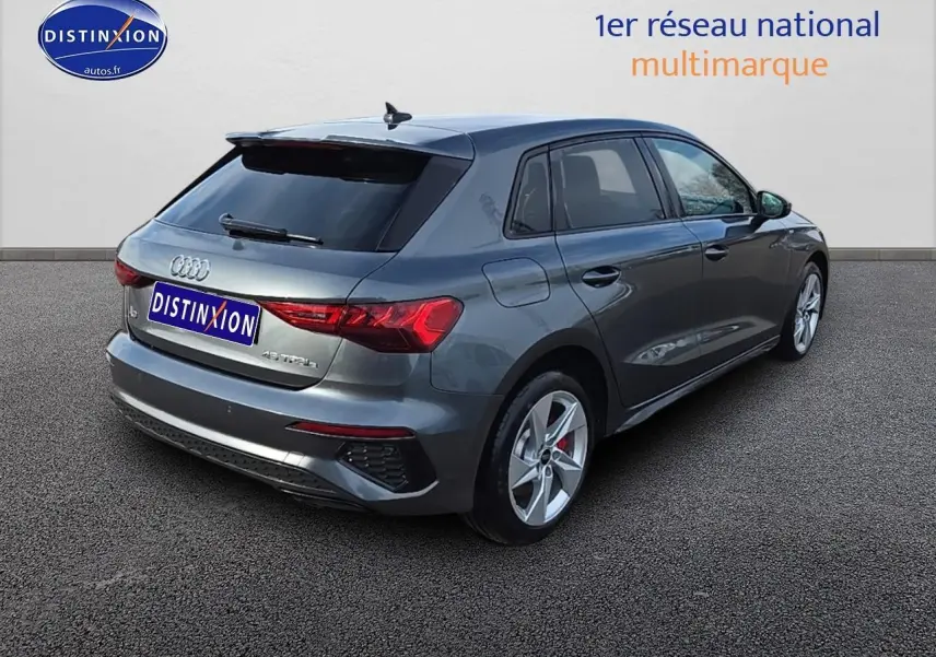 Audi A3 Sportback gris Daytona vue 3/4 arrière droit avec jantes alliage 17 pouces et feux LED arrière.