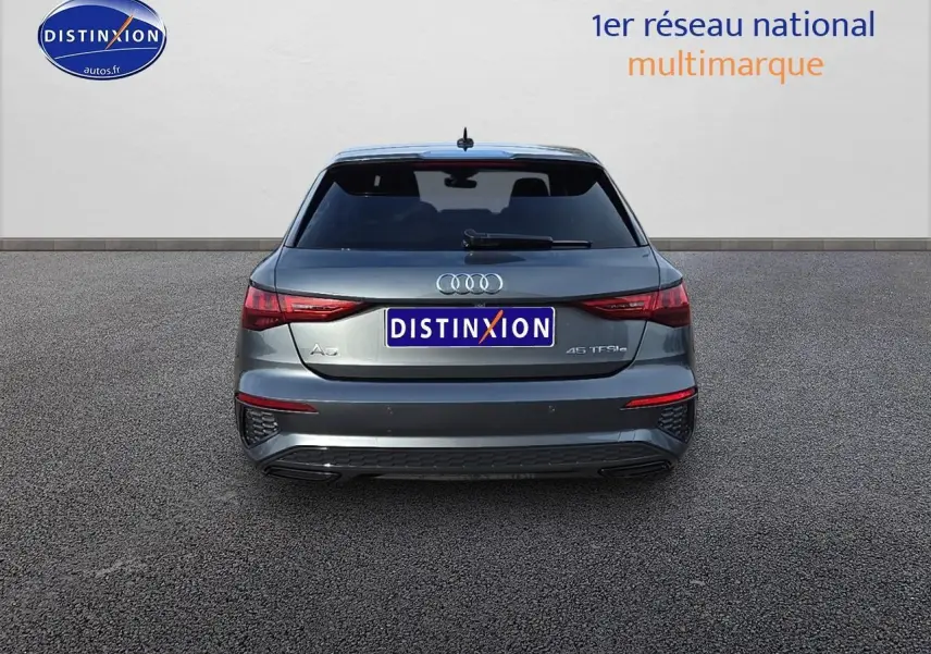 Vue arrière d'une Audi A3 Sportback 45 TFSIe gris Daytona avec feux LED et double sortie d'échappement intégrée.