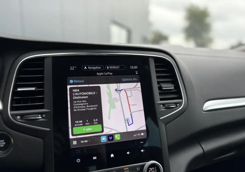 Vue rapprochée de l’écran tactile 9,3" du GPS EasyLink dans le tableau de bord de la Renault Mégane Break gris Highland.