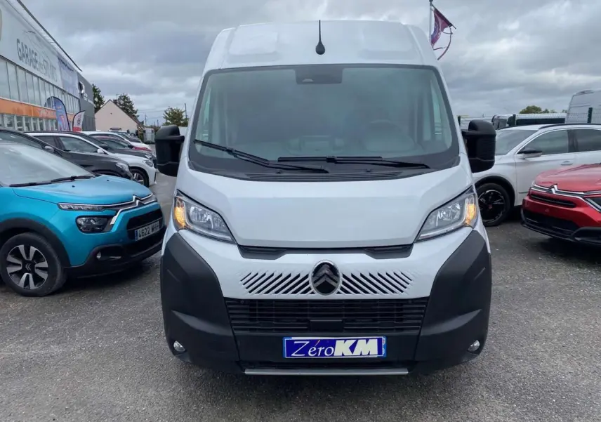Vue de face d’un utilitaire Citroën Jumper blanc avec calandre noire et plaque d’immatriculation « Zéro KM » visible.