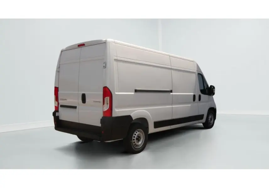 Vue 3/4 arrière droite d'un utilitaire Citroën Jumper blanc avec porte latérale coulissante et hayon arrière fermé.