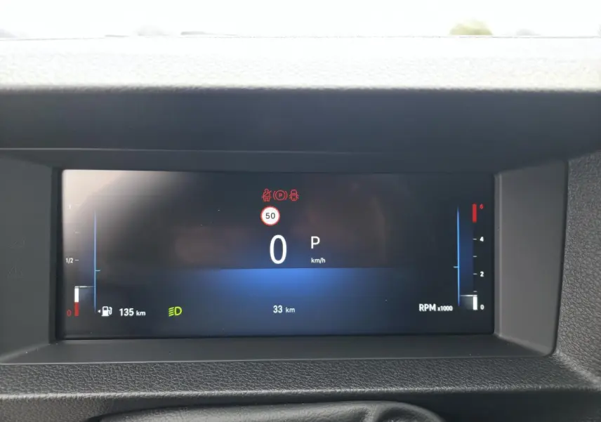 Gros plan sur le combiné numérique 10'' HD couleur de l'Opel Vivaro blanc, affichant vitesse et indicateurs.