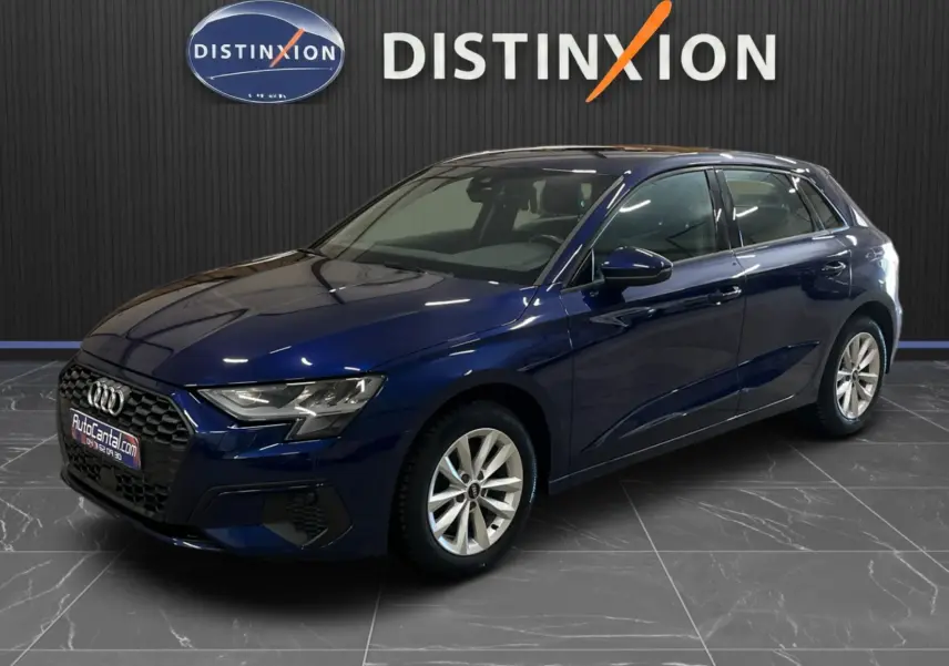Audi A3 Sportback bleu métallisé vue 3/4 avant droit, avec calandre noire et jantes argentées en showroom.