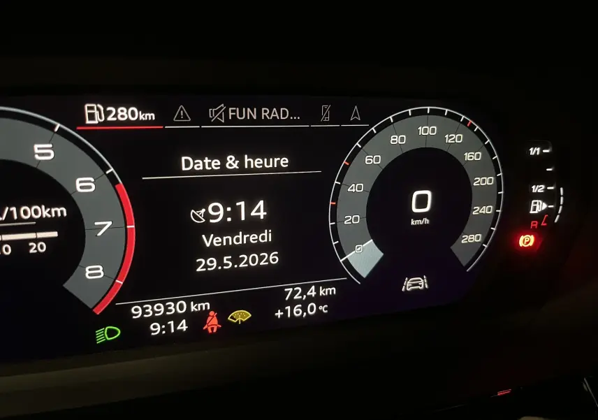 Vue du tableau de bord numérique d'une Audi A3 Sportback 30 TFSI 2021, affichant la date, l'heure et le kilométrage.