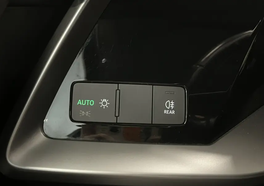 Gros plan sur les commandes d'éclairage automatique et antibrouillard arrière dans l'Audi A3 Sportback 2021.