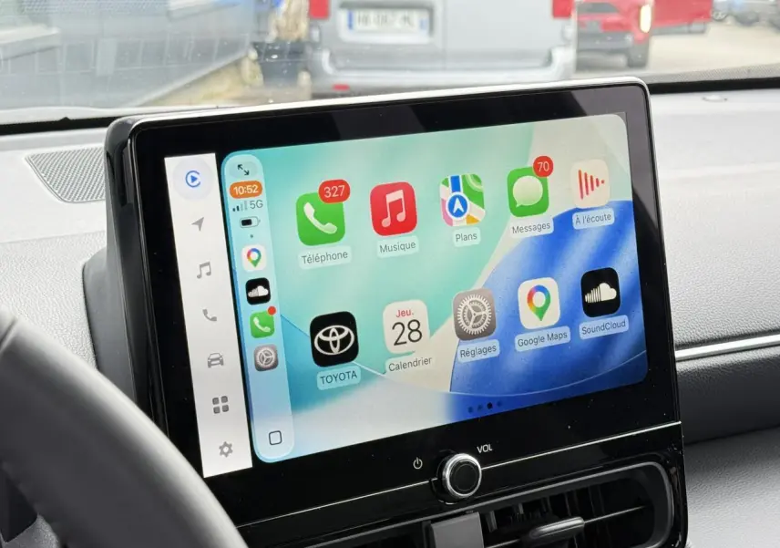 Vue intérieure centrée sur l'écran tactile 10,5 pouces du Toyota Yaris Cross 2026 avec interface Apple CarPlay.