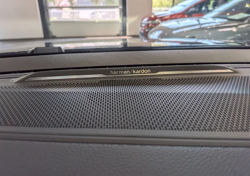 Gros plan sur la grille de haut-parleur Harman/Kardon intégrée au tableau de bord du Renault Austral noir 2026.