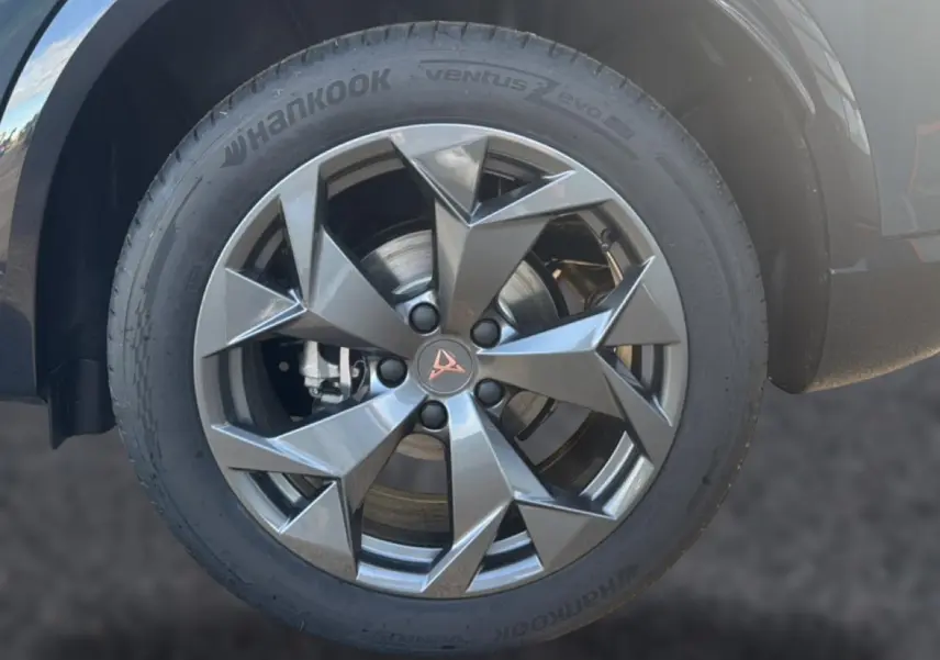 Gros plan sur la jante 18 pouces gris foncé du CUPRA Formentor bleu fjord avec logo CUPRA au centre.