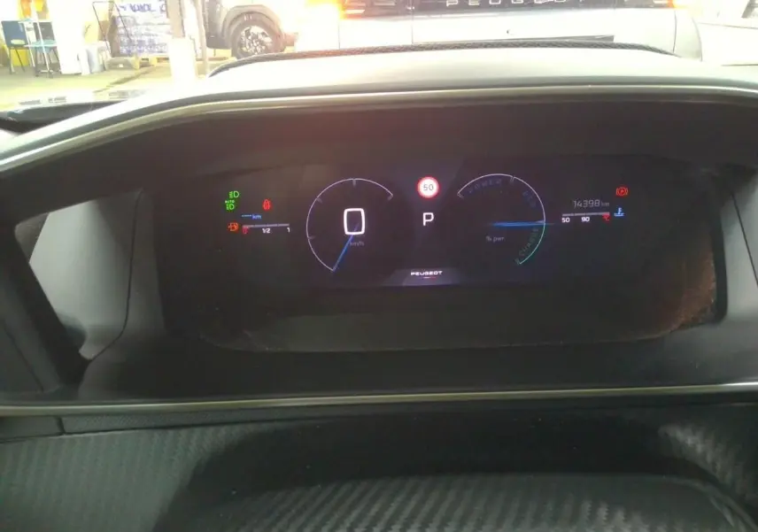 Tableau de bord numérique du Peugeot 2008 gris sélénium, affichant la vitesse à 0 km/h et divers indicateurs.