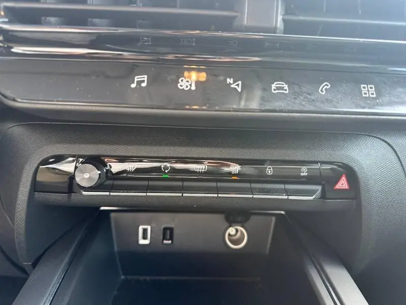 Gros plan sur la console centrale du Citroën C5 Aircross 2025 noir, montrant les commandes climatisation et connectiques.