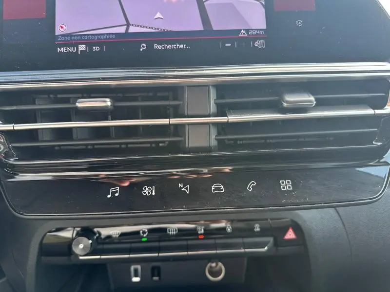 Gros plan sur la console centrale noire du Citroën C5 Aircross 2025, montrant les aérateurs et commandes tactiles.