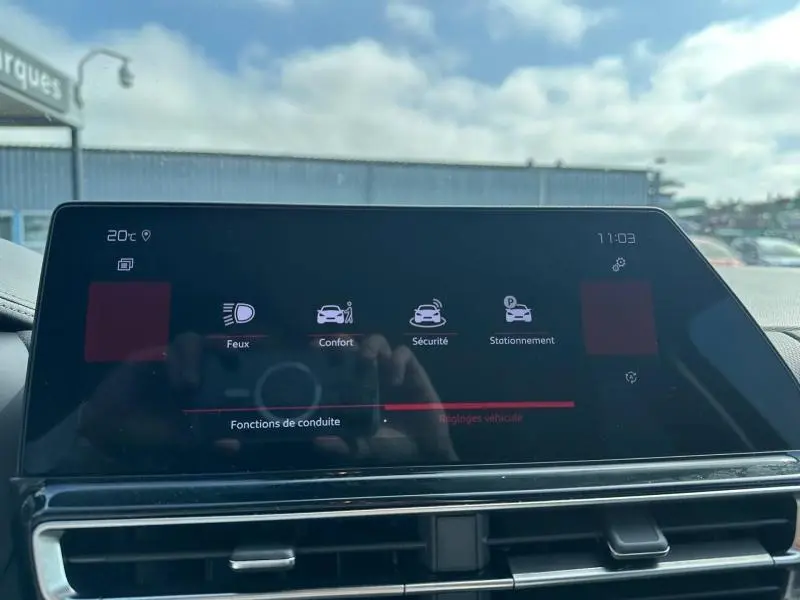 Écran tactile central du tableau de bord du Citroën C5 Aircross 2025 affichant les réglages de conduite, avec commandes digitales visibles.