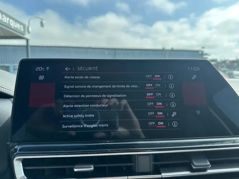 Écran tactile central du Citroën C5 Aircross 2025 affichant les réglages de sécurité, intérieur noir, vue frontale rapprochée.