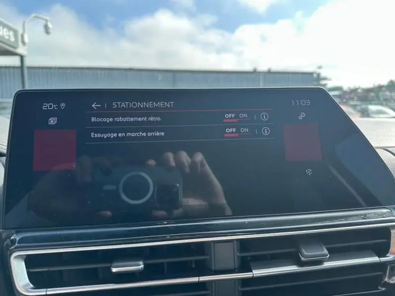 Écran tactile du tableau de bord du Citroën C5 Aircross 2025 affichant les réglages de stationnement.