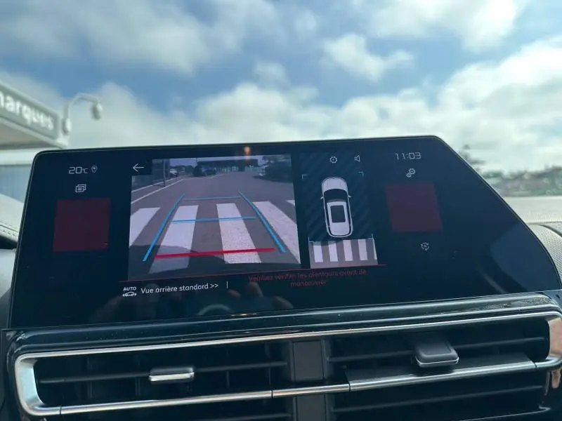 Écran tactile intérieur du Citroën C5 Aircross 2025 montrant la caméra de recul avec guidage dynamique.