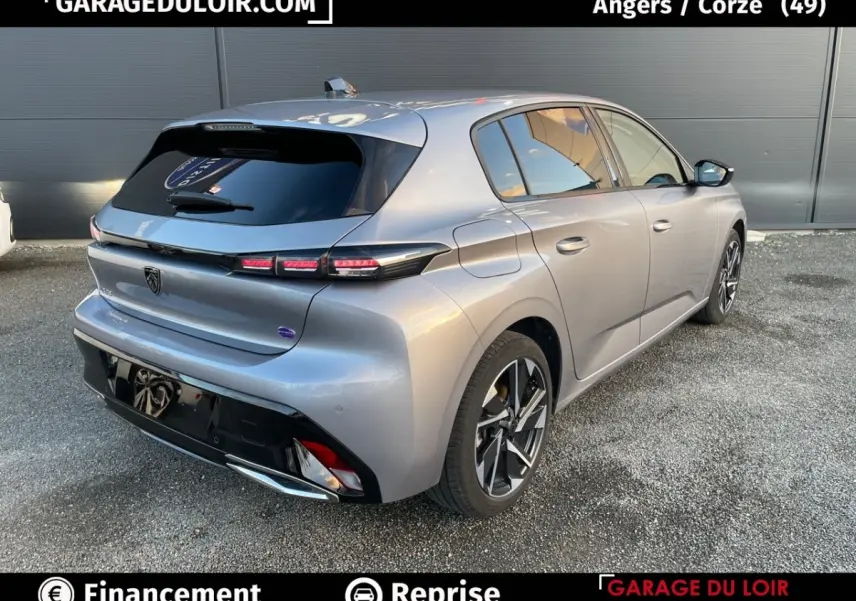 Peugeot 308 1.5 BlueHDi 130 Auto8 Allure gris foncé vue 3/4 arrière droit avec feux arrière LED distinctifs.