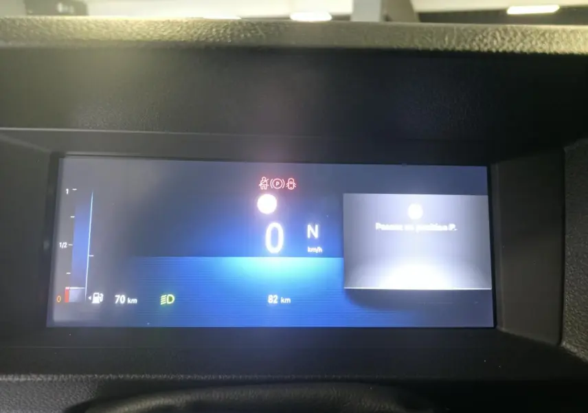 Affichage numérique 10'' HD du combiné de bord de l'Opel Vivaro 2025, indiquant vitesse à 0 km/h et mode parking activé.