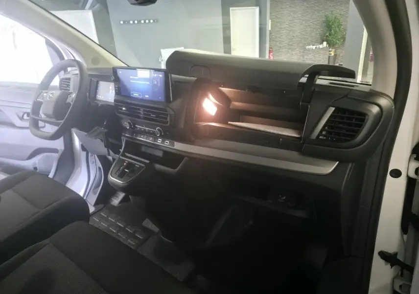 Vue intérieure côté passager de l'Opel Vivaro blanc 2025, tableau de bord avec écran tactile 10'' et boîte auto.