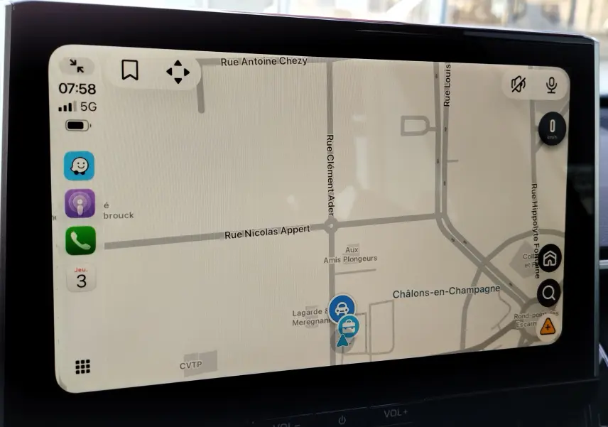 Écran tactile intérieur du Toyota Corolla Cross 2025 gris minéral, affichant la navigation GPS en plan rapproché.