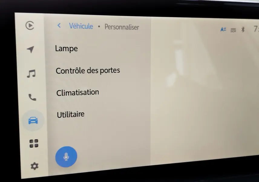 Écran tactile intérieur de la Toyota Corolla Cross 2025 affichant le menu de personnalisation des réglages véhicule.