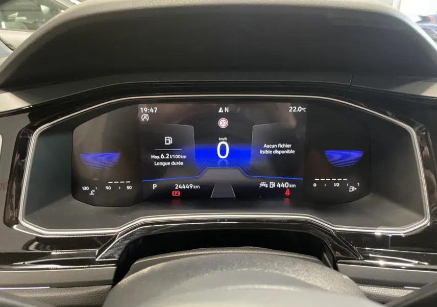 Vue rapprochée du tableau de bord numérique de la Volkswagen Polo 2024, affichage digital clair et moderne.