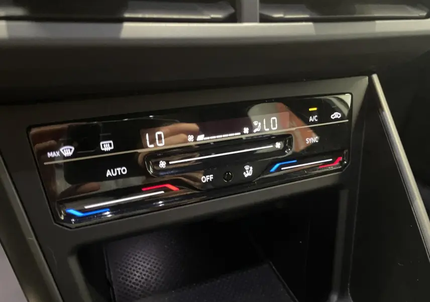 Détail de la console centrale avec commandes de climatisation automatique bi-zone de la Volkswagen Polo 2024 R-Line blanche.