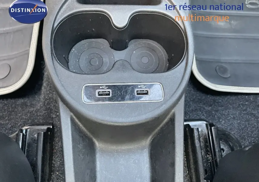 Gros plan sur la console centrale avec porte-gobelets et deux ports USB de la FIAT 500 blanche 1.0 Hybrid 2022.