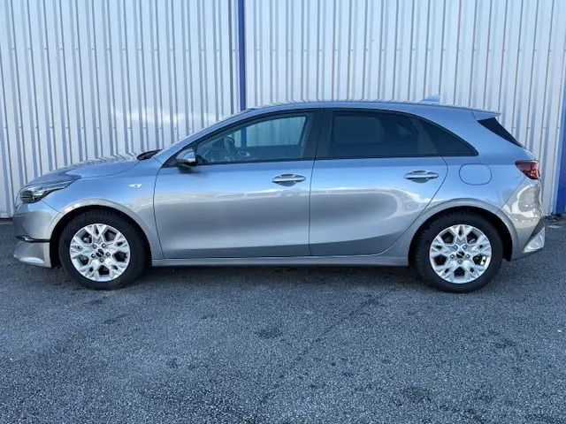 Profil côté gauche d'une Kia CEE'D 2024 argent lunaire, compacte avec jantes alliage et lignes fluides.
