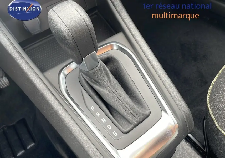 Le levier de vitesses automatique noir du Renault Captur E-Tech hybride, vu en gros plan dans l'habitacle.