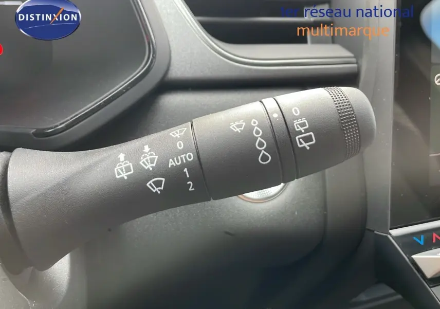 Gros plan sur la commande des essuie-glaces du tableau de bord d'un Renault Captur gris Cassiopée métal toit noir 2025.